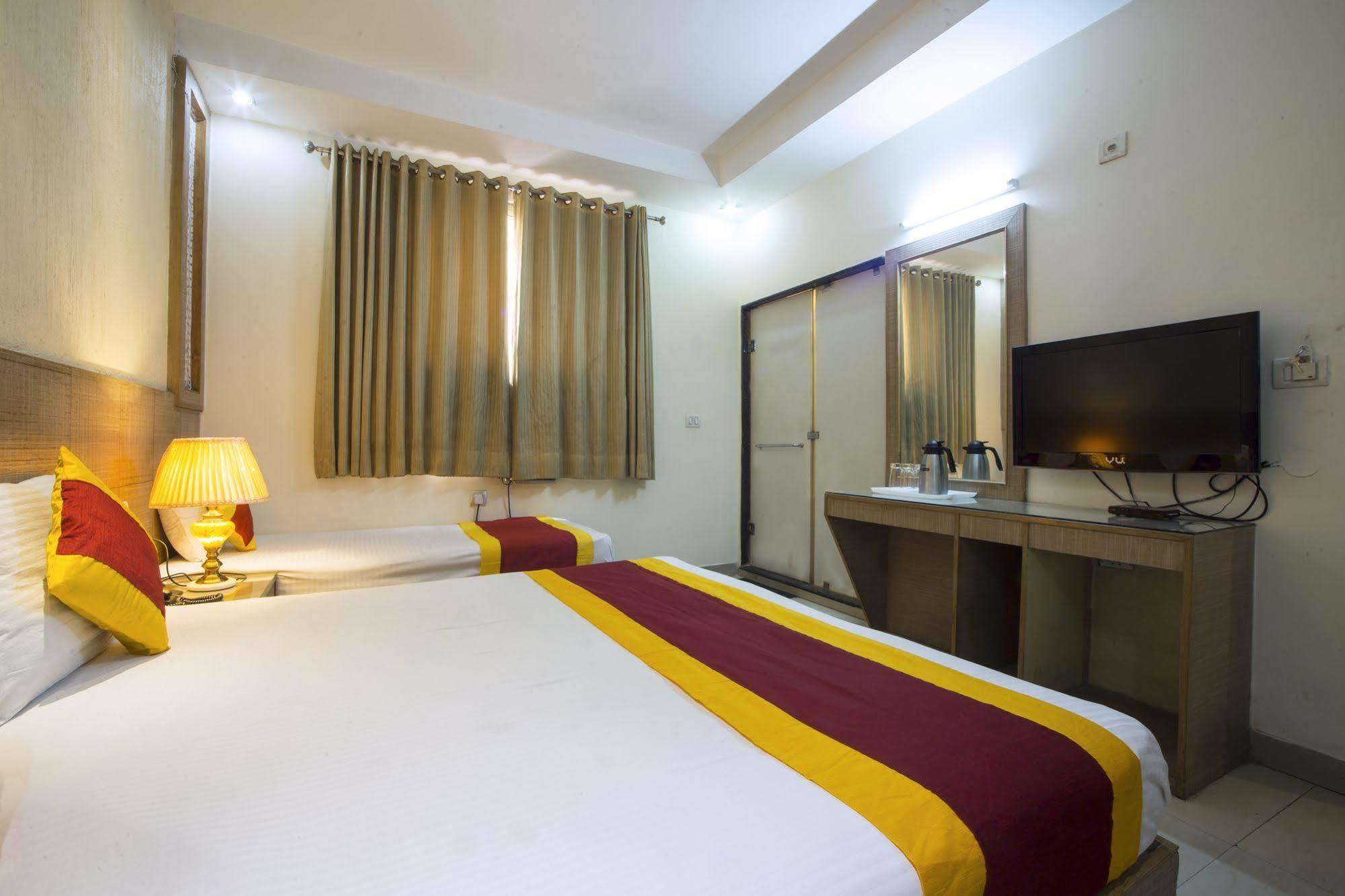 Hotel Baba Inn-By Rcg Hotels Нью-Дели Экстерьер фото